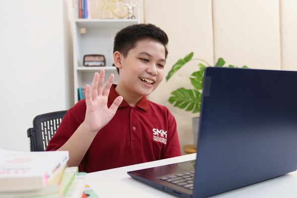 Anak menggunakan Learning Management System (LMS) untuk mendukung proses belajar di sekolah