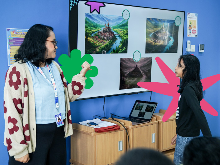 Orang tua berdiskusi dengan guru saat memilih sekolah yang tepat untuk anak