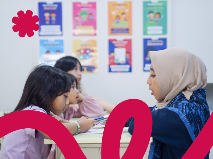Anak menghadapi hari pertama sekolah bersama pendamping