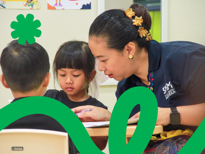 Anak didampingi guru saat beradaptasi di lingkungan sekolah baru
