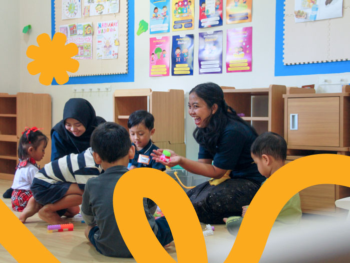 Anak-anak berinteraksi dan melakukan kegiatan bersama di lingkungan belajar