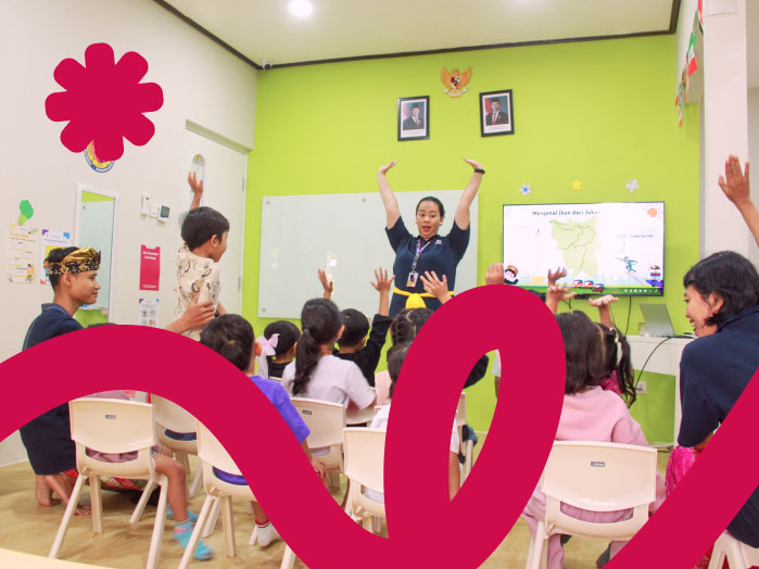 Anak-anak mengikuti kegiatan belajar bersama pendamping di lingkungan belajar Sekolah Murid Merdeka