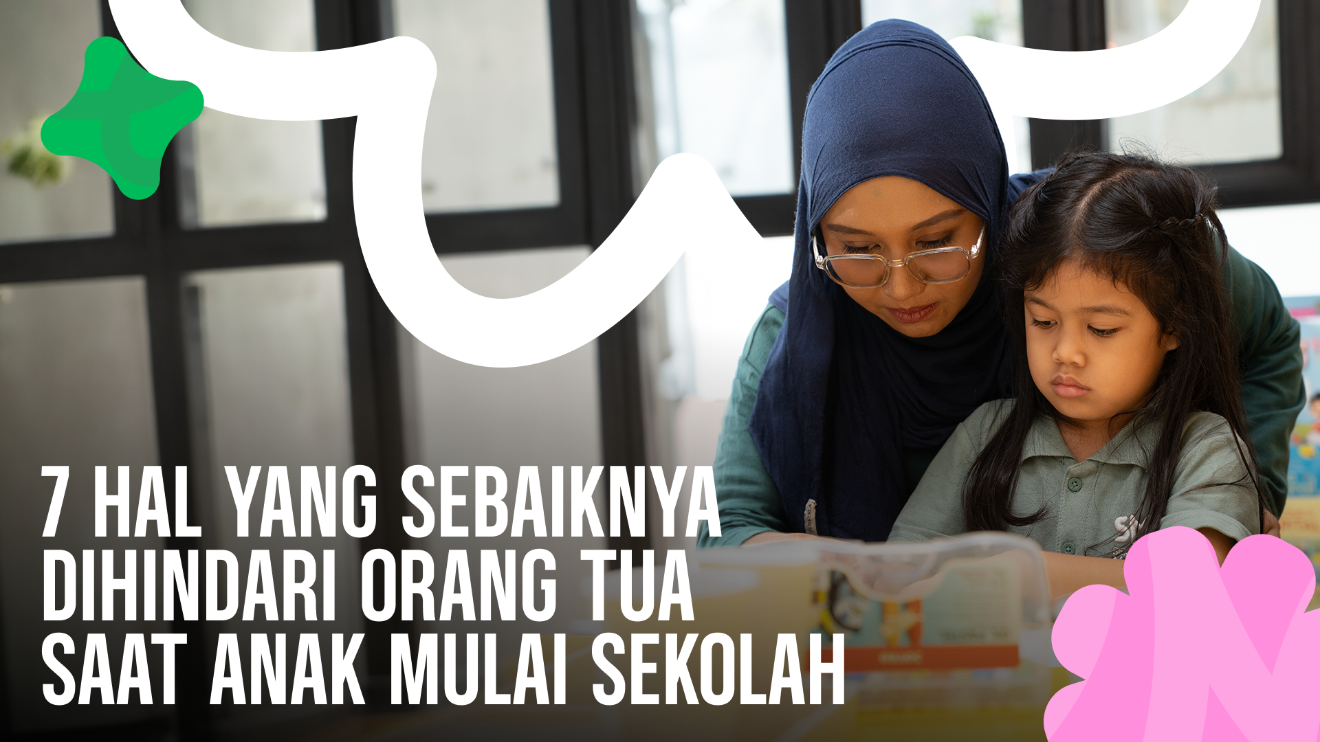 Orang tua mendampingi anak dalam aktivitas belajar sebagai persiapan masuk sekolah