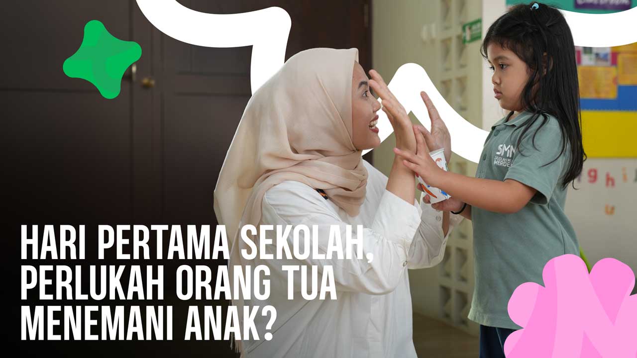 Orang tua mendampingi anak saat hari pertama masuk sekolah